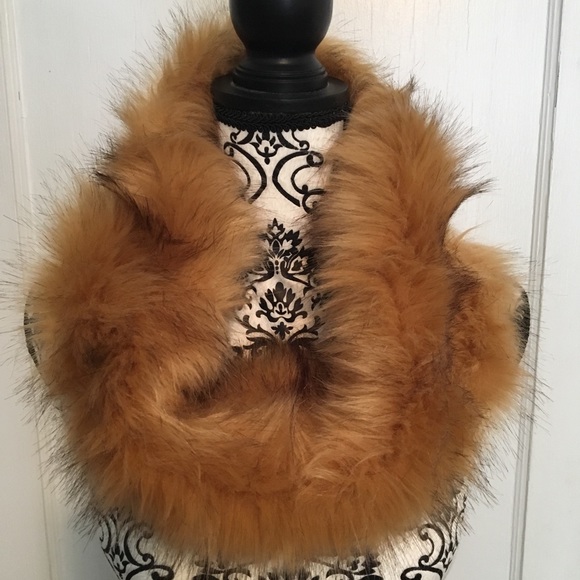 Accessories - NWOT Brown faux fur infinity scarf